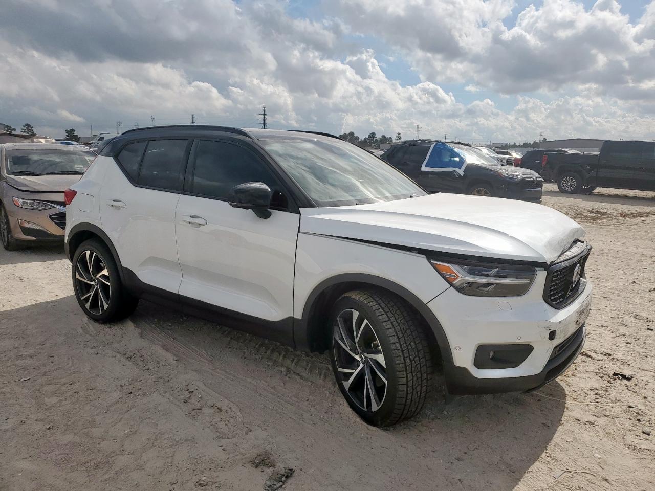 2020 VOLVO XC40
