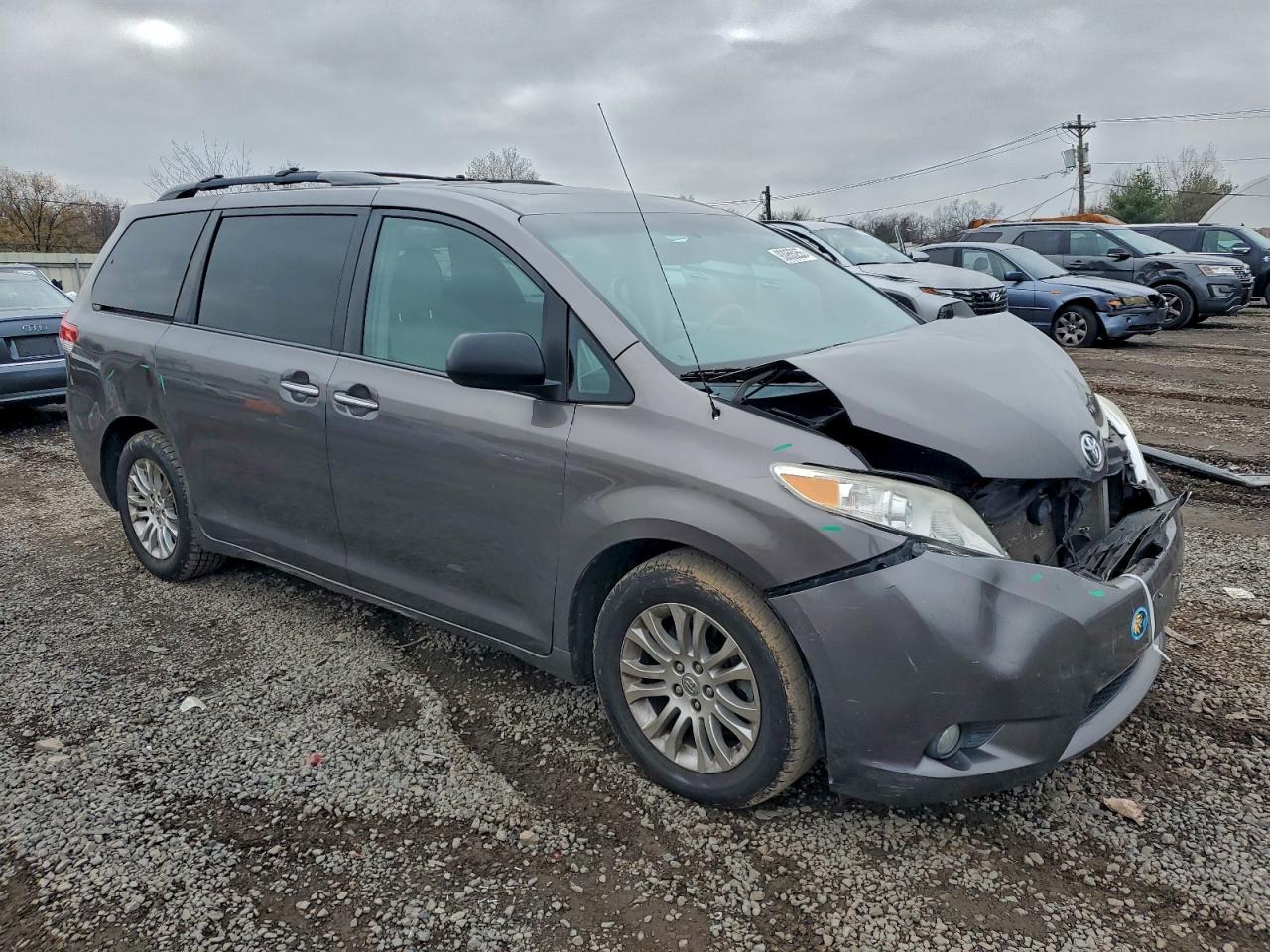 2013 TOYOTA SIENNA