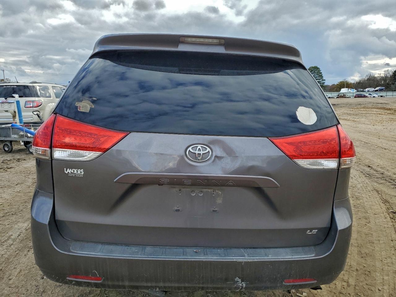 2011 TOYOTA SIENNA