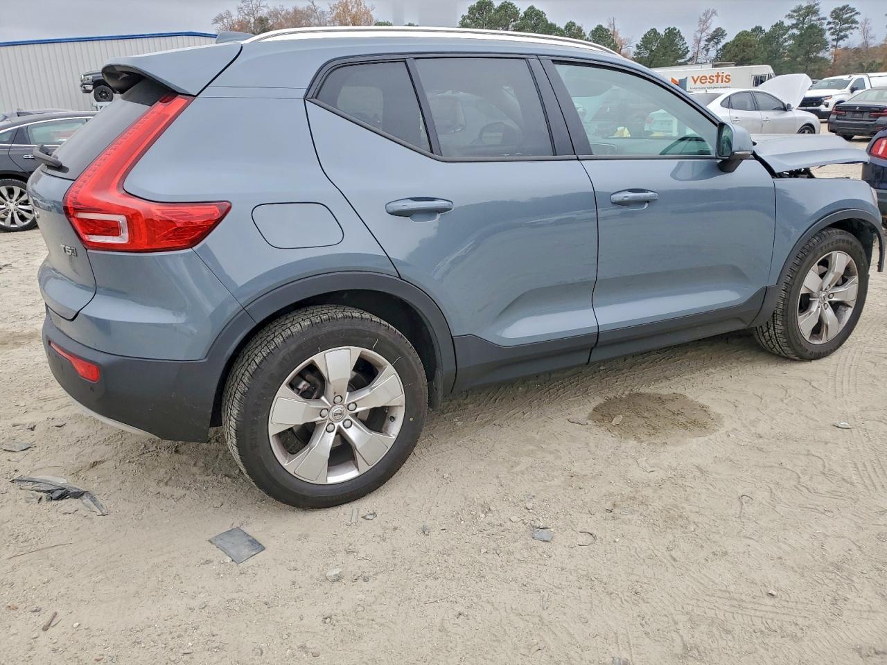 2022 VOLVO XC40