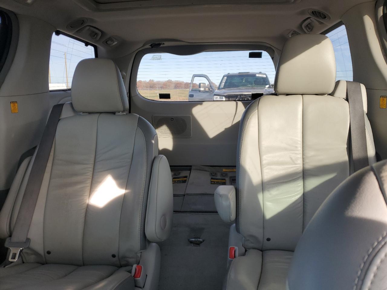 2011 TOYOTA SIENNA