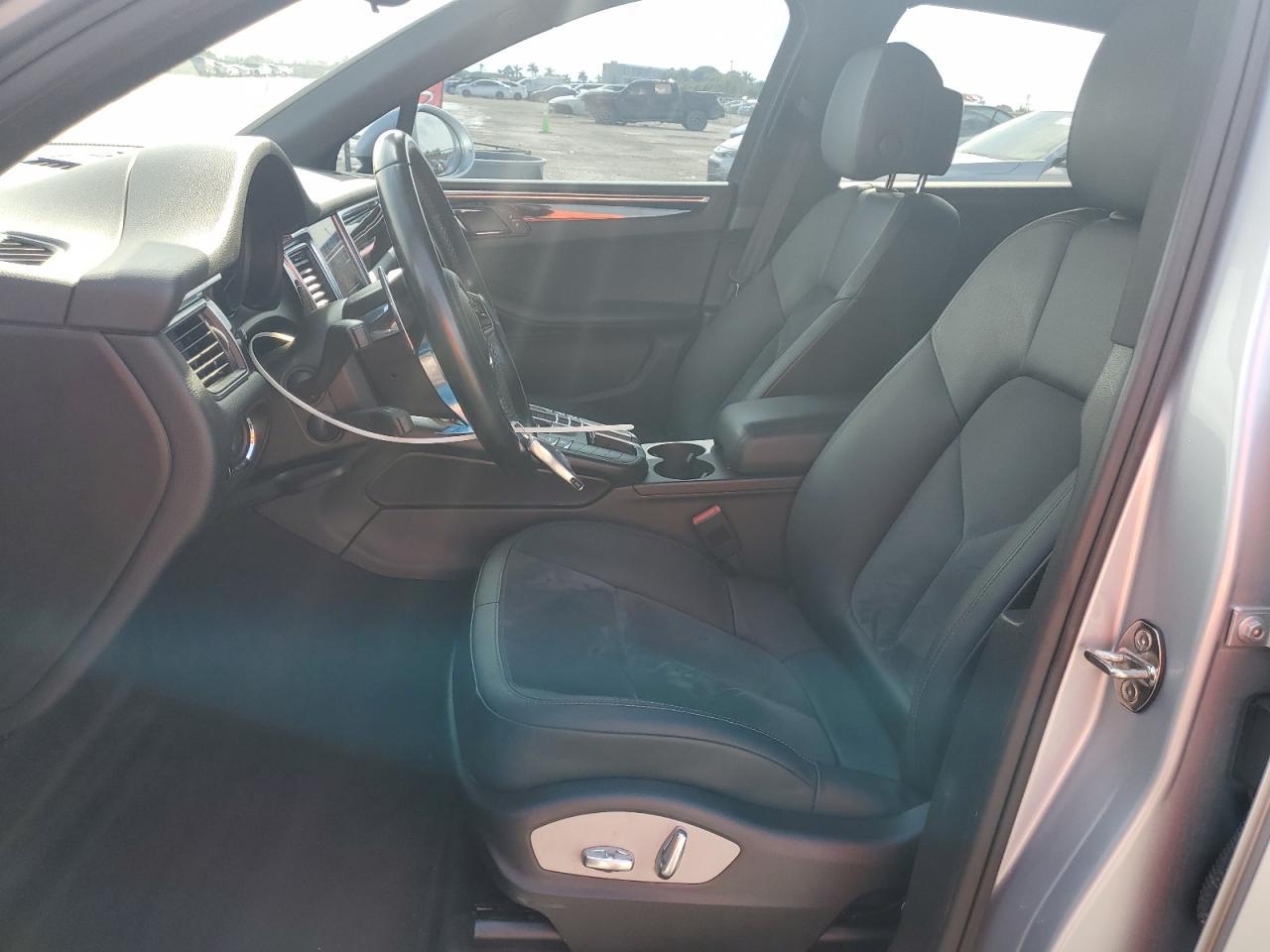 2017 PORSCHE Macan