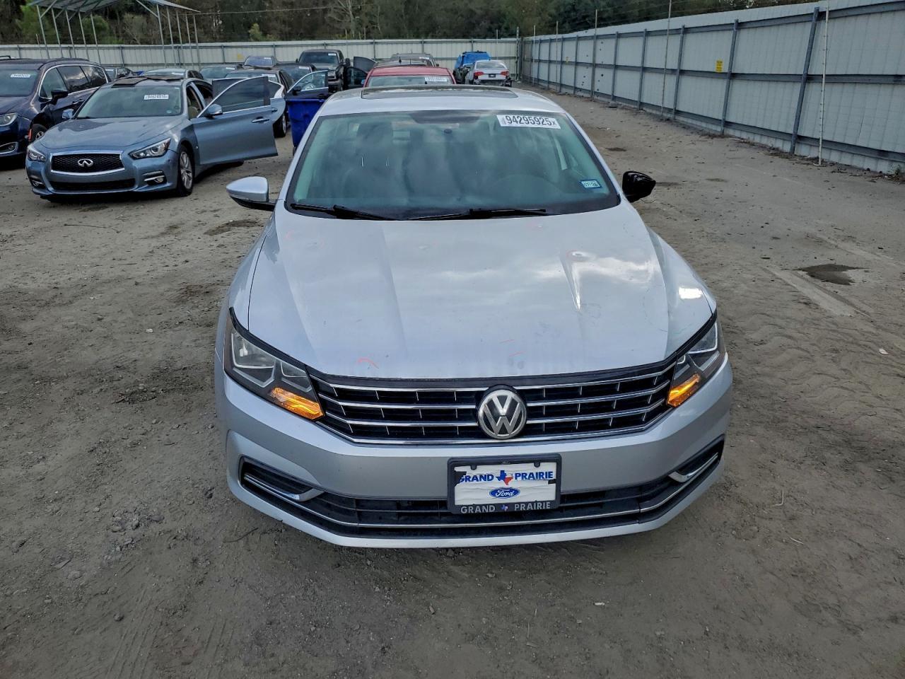 2017 VOLKSWAGEN Passat
