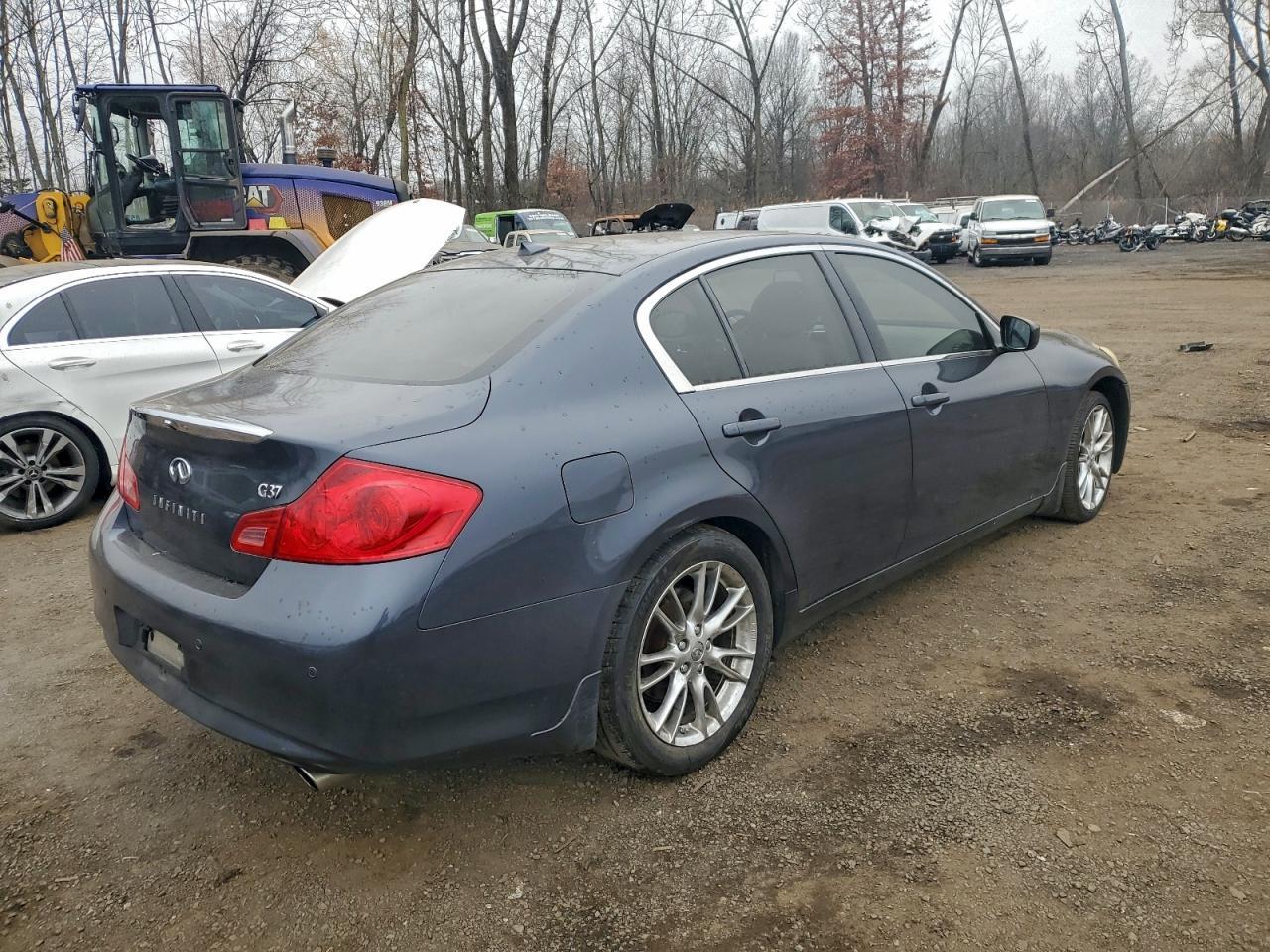 2011 INFINITI G37