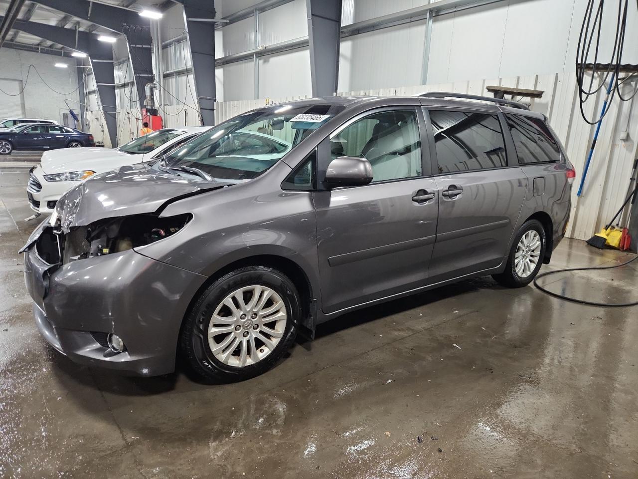 2014 TOYOTA SIENNA