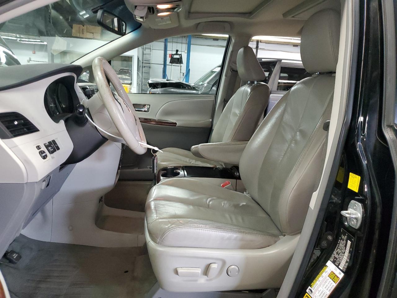 2011 TOYOTA SIENNA