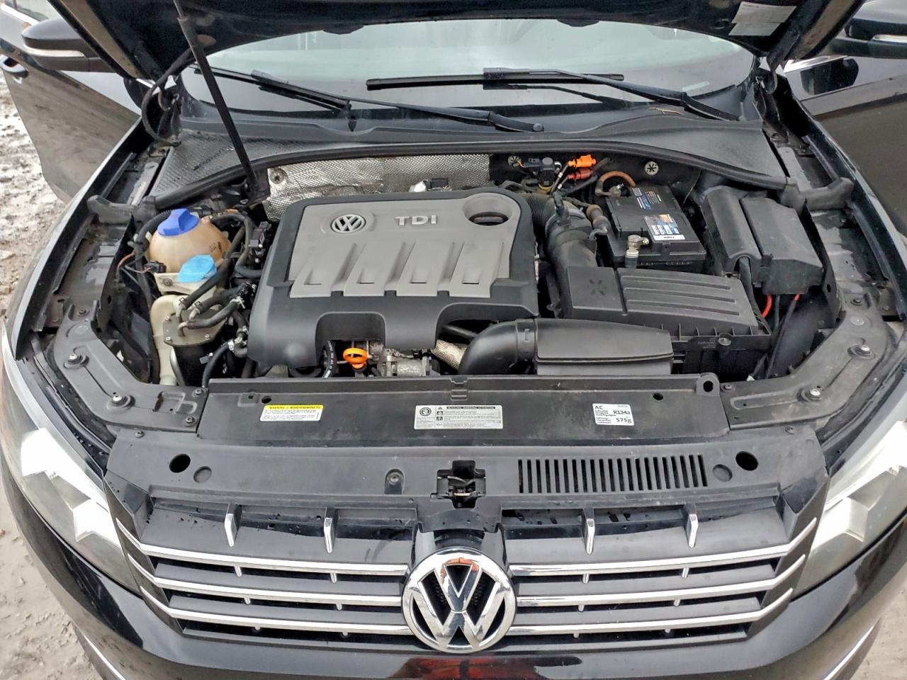 2013 VOLKSWAGEN Passat