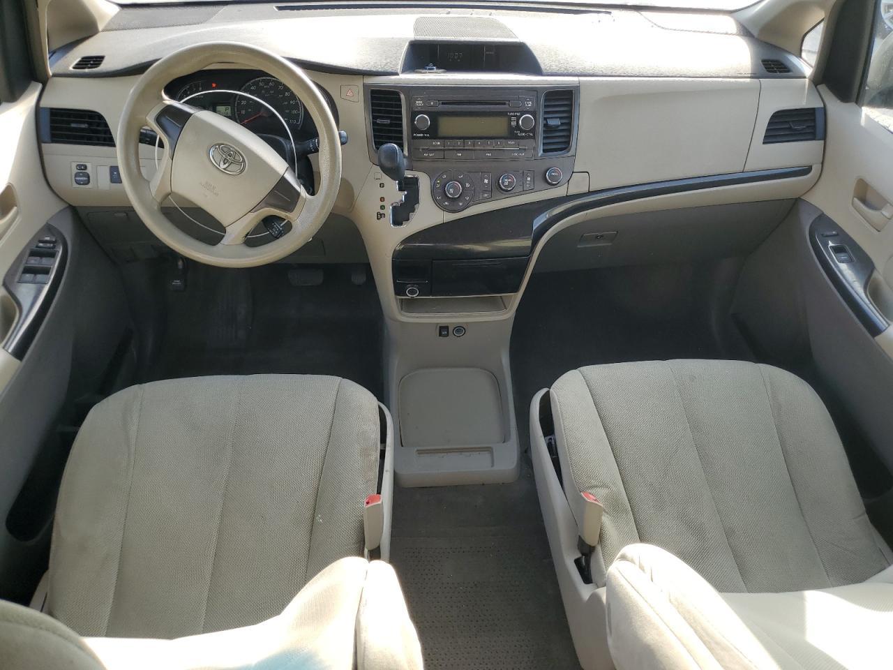 2011 TOYOTA SIENNA
