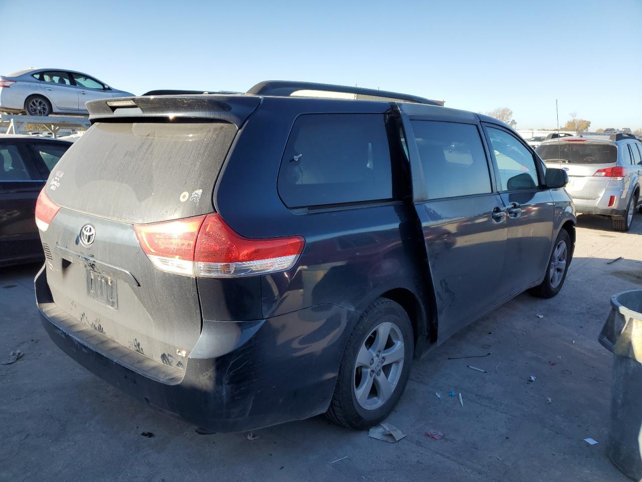2011 TOYOTA SIENNA