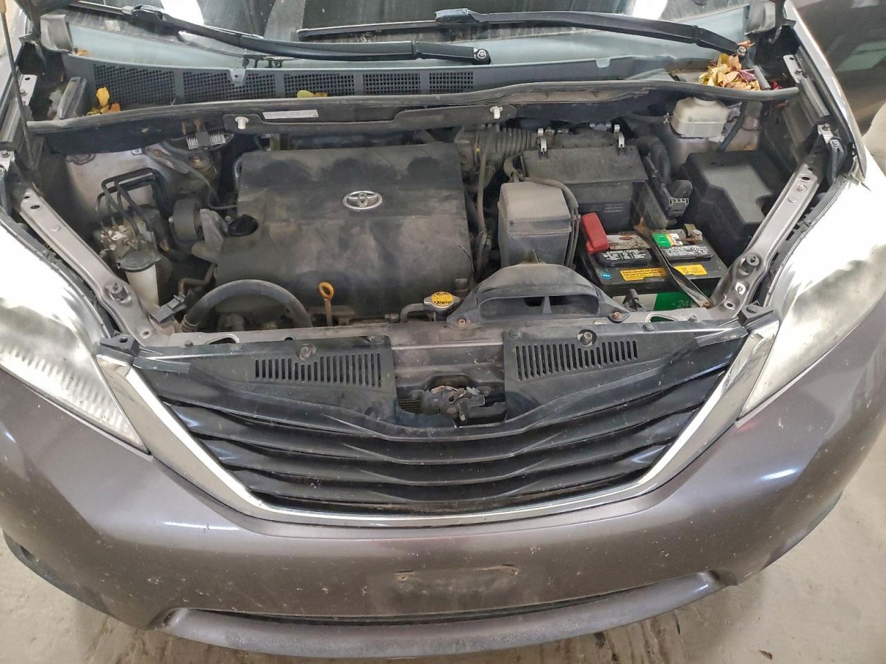 2011 TOYOTA SIENNA