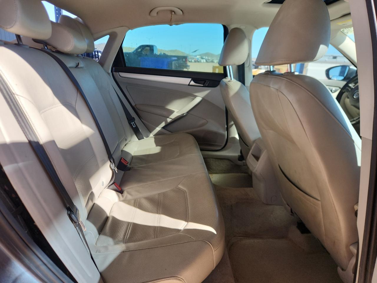 2012 VOLKSWAGEN Passat