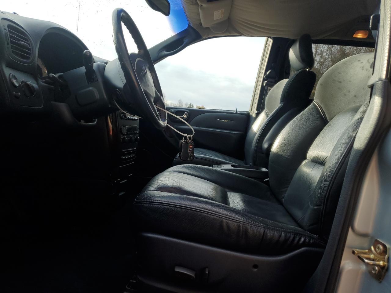 2002 CHRYSLER Town & Country