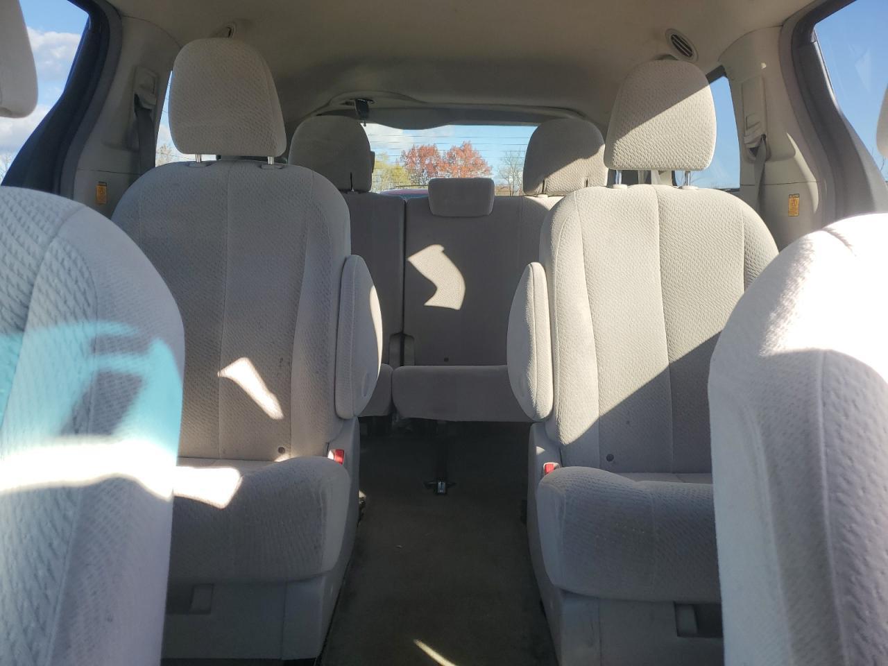 2011 TOYOTA SIENNA