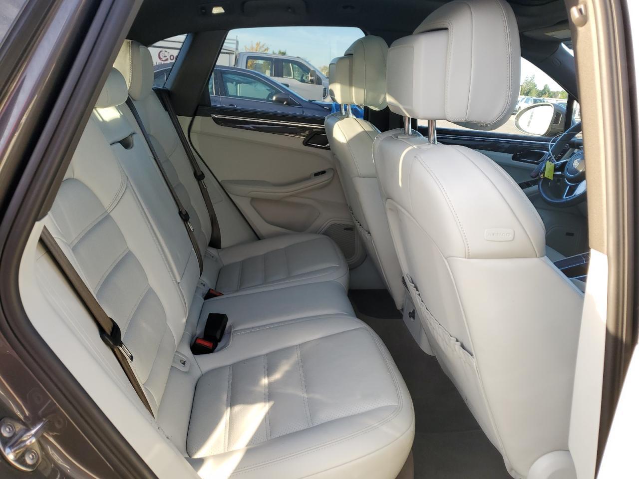 2016 PORSCHE Macan
