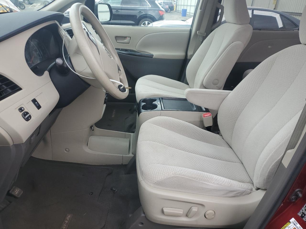 2011 TOYOTA SIENNA