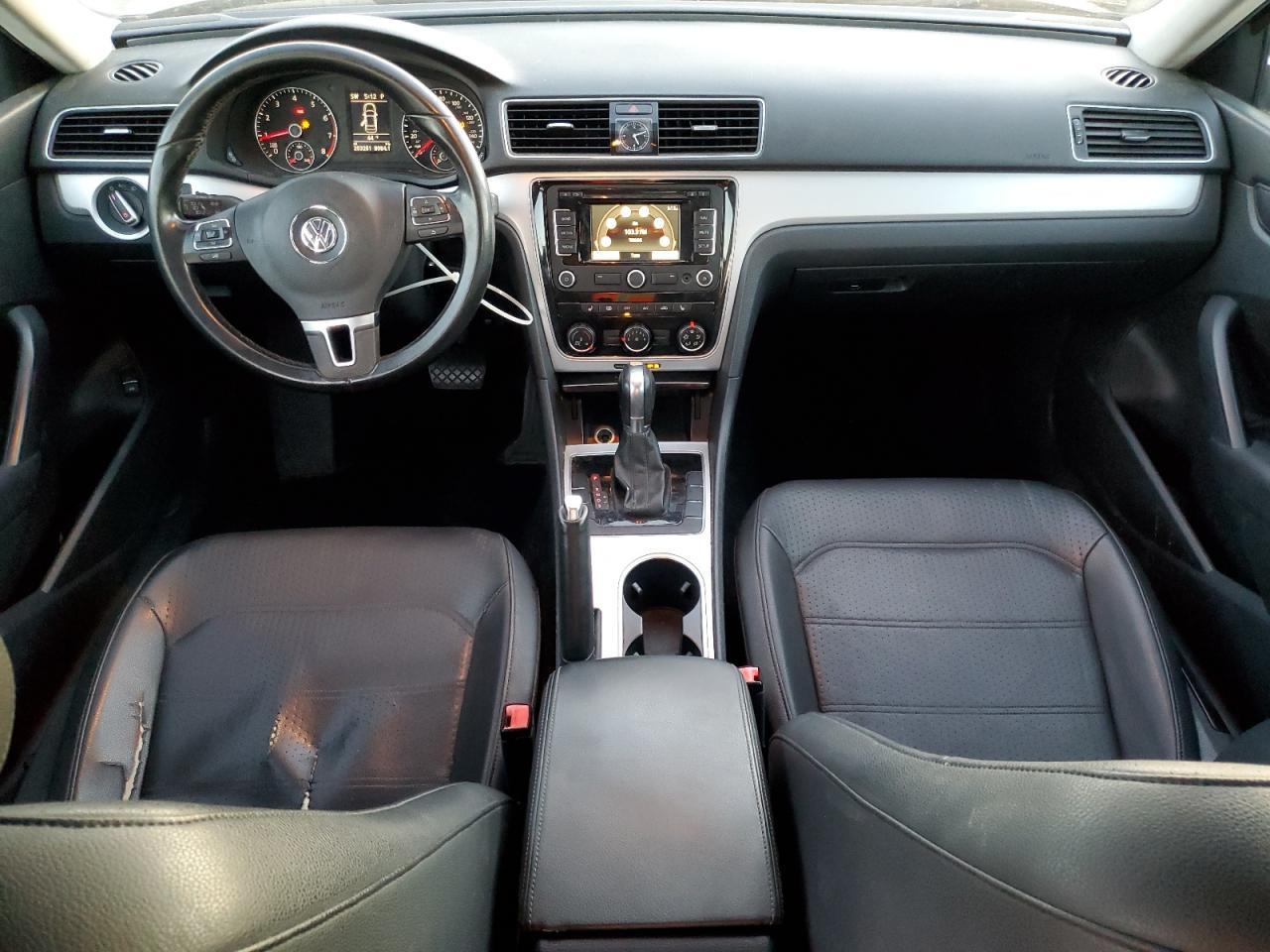 2013 VOLKSWAGEN Passat