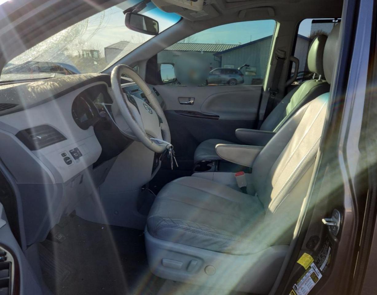 2011 TOYOTA SIENNA