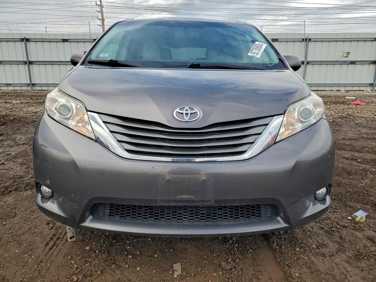 2013 TOYOTA SIENNA