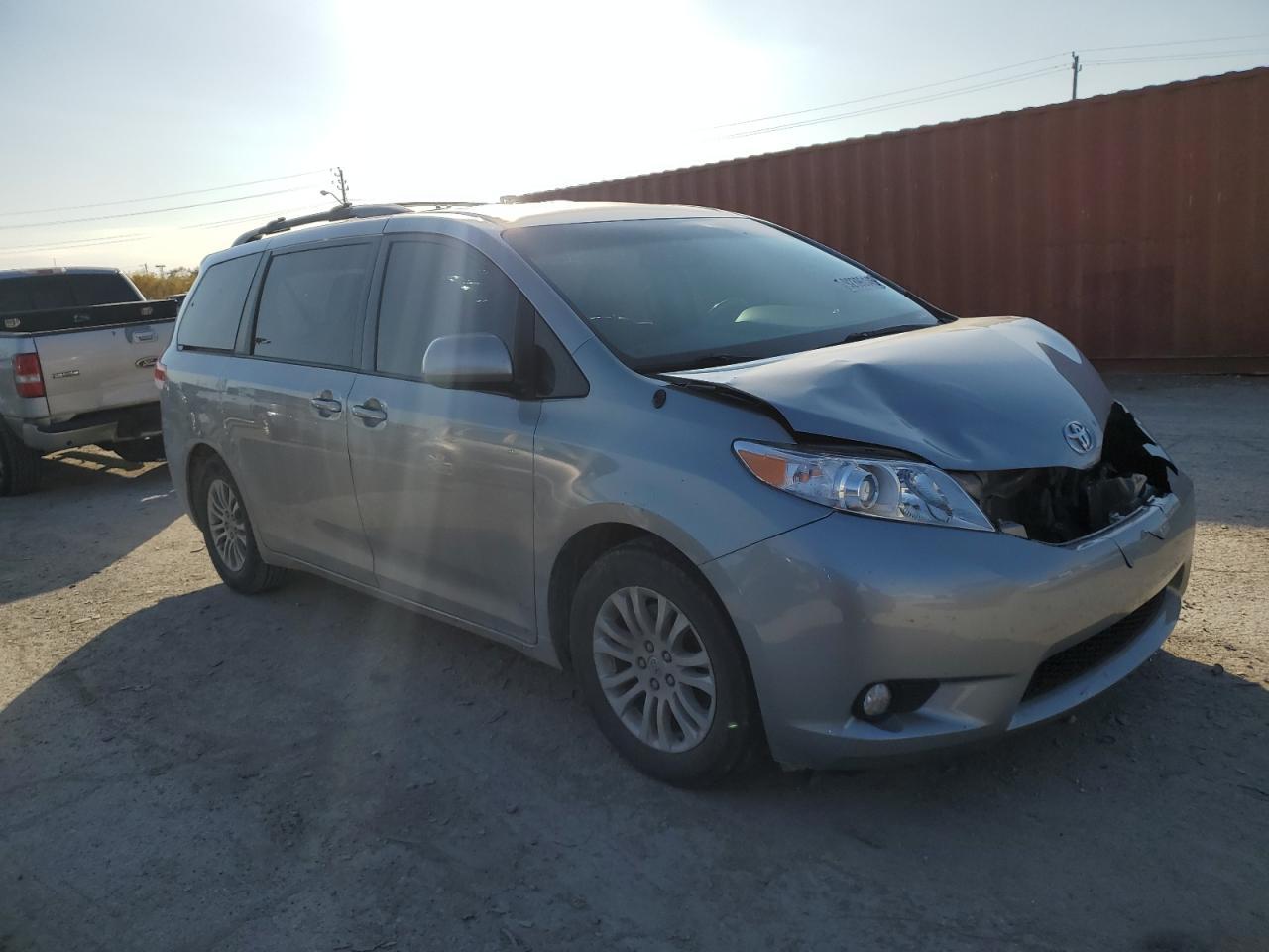 2014 TOYOTA SIENNA