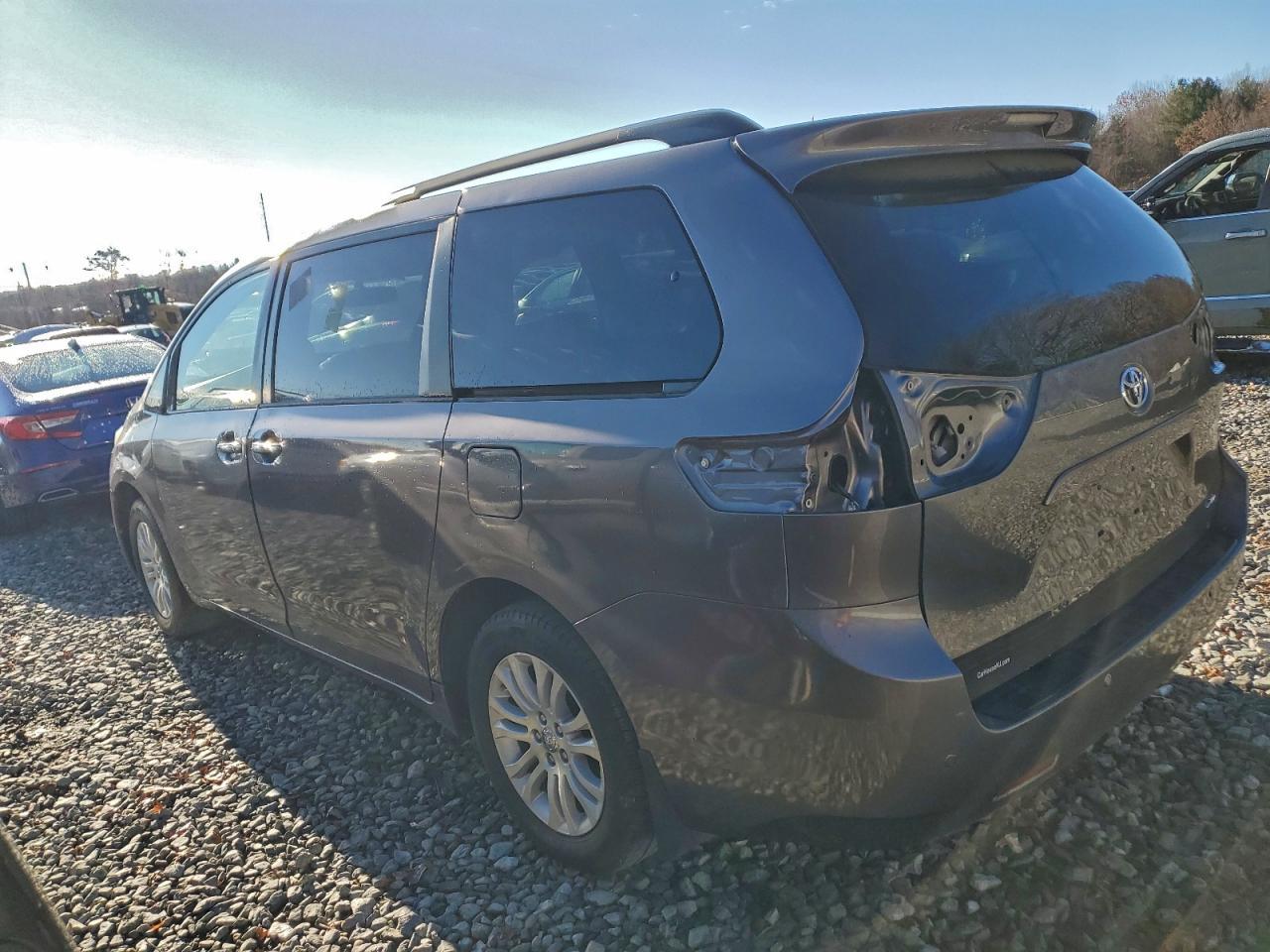 2017 TOYOTA SIENNA