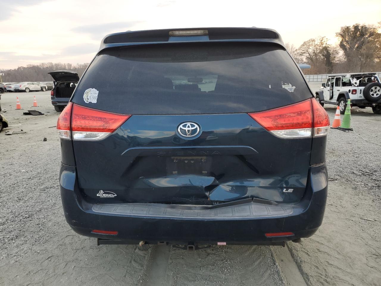 2011 TOYOTA SIENNA