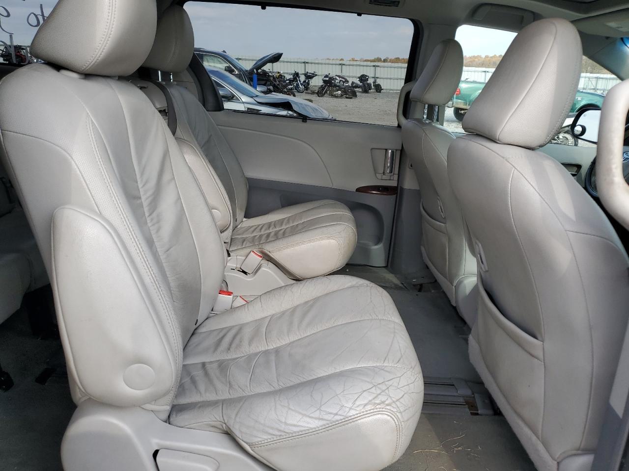 2011 TOYOTA SIENNA