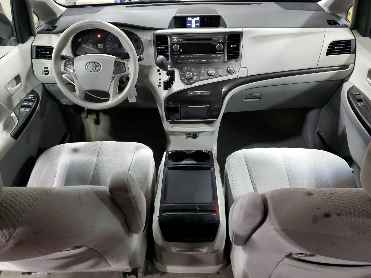 2011 TOYOTA SIENNA