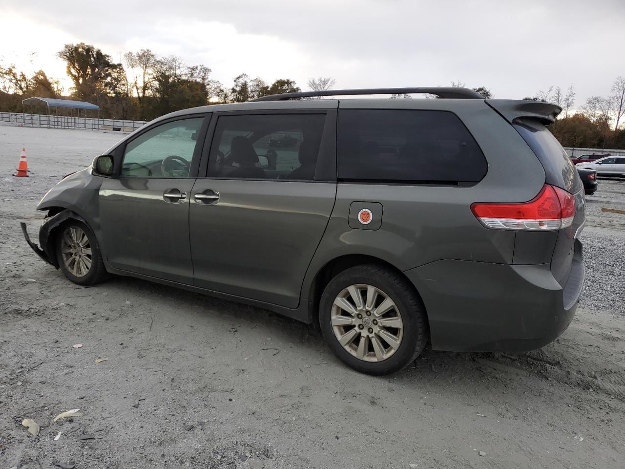 2011 TOYOTA SIENNA