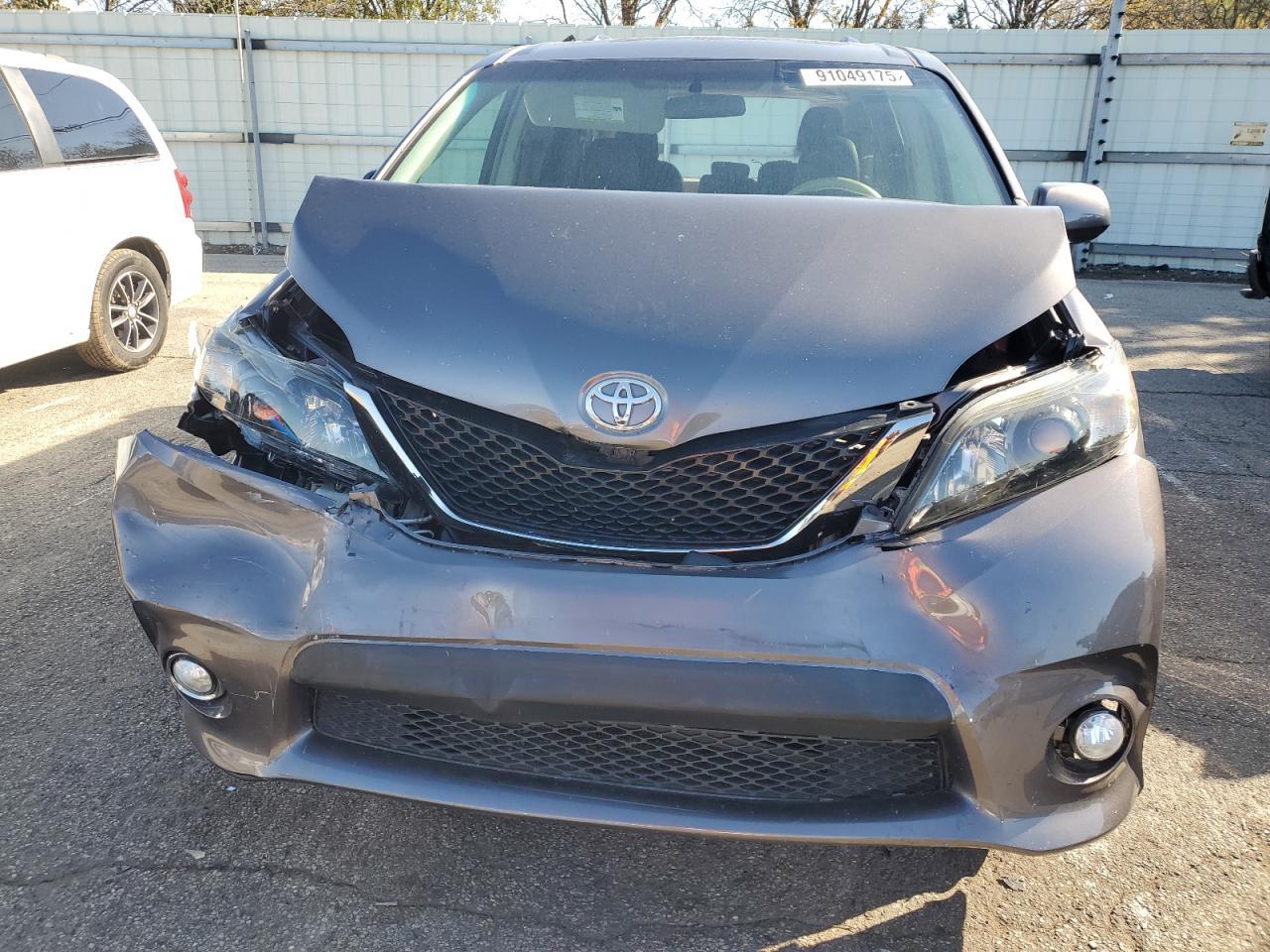 2011 TOYOTA SIENNA