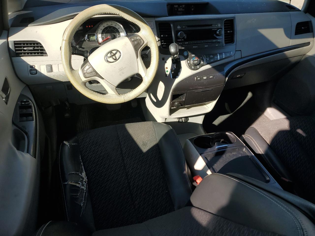 2011 TOYOTA SIENNA