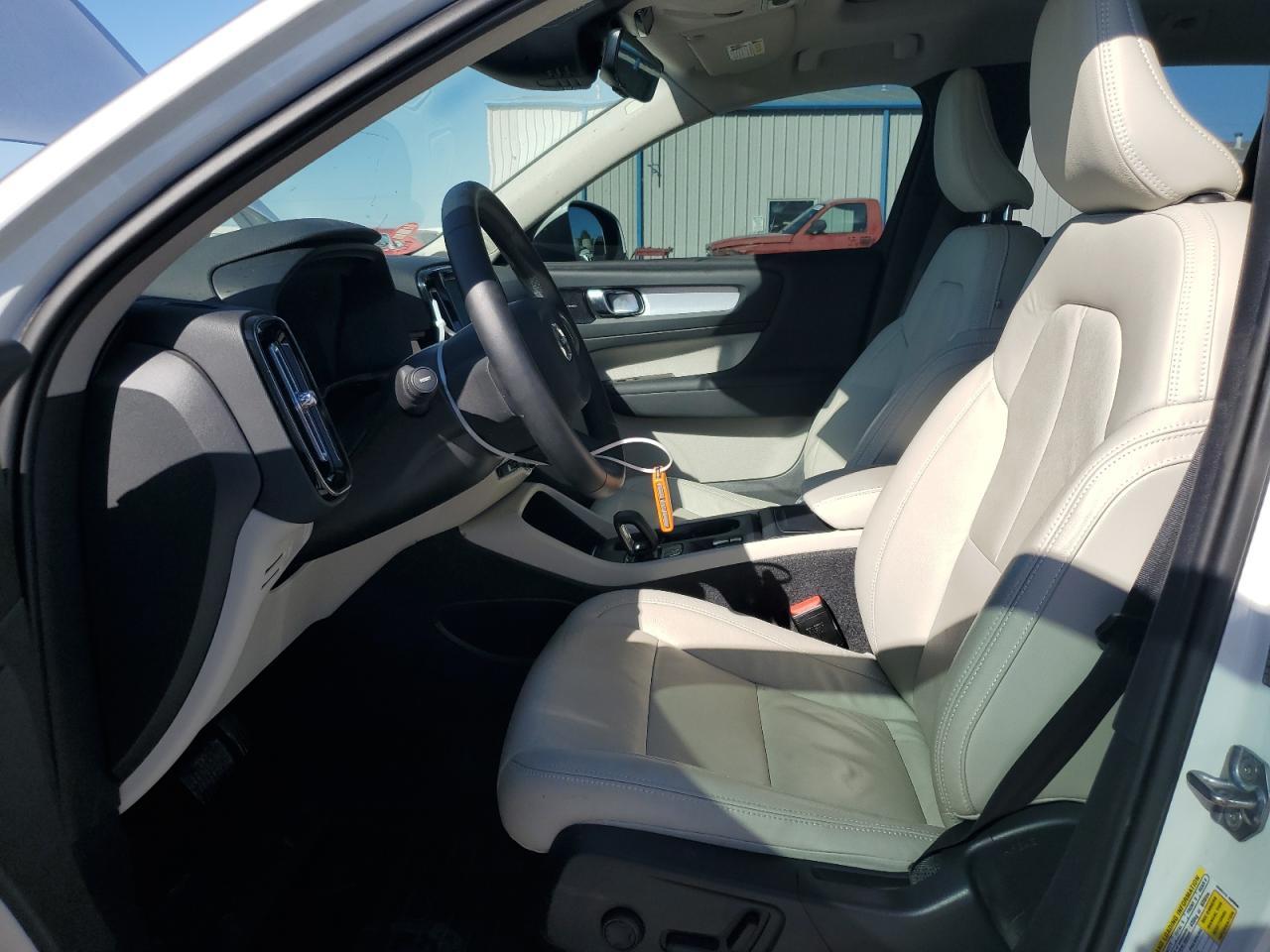 2022 VOLVO XC40