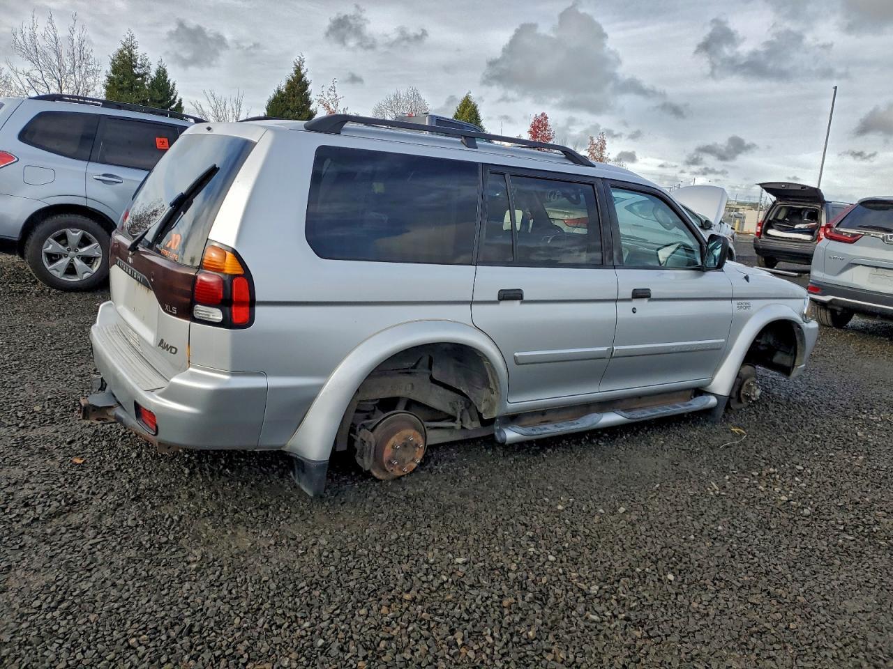 2003 MITSUBISHI Montero