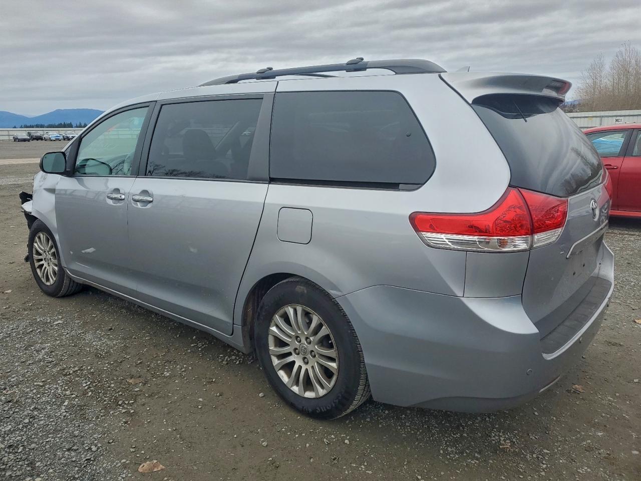 2012 TOYOTA SIENNA
