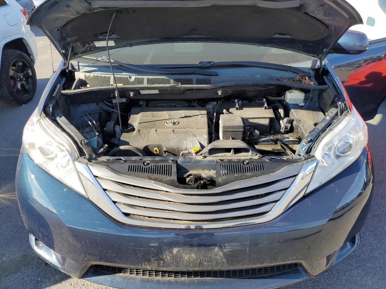 2011 TOYOTA SIENNA