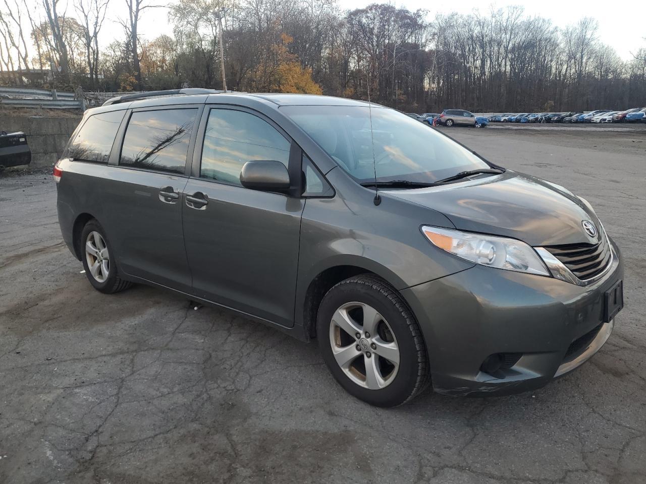 2012 TOYOTA SIENNA