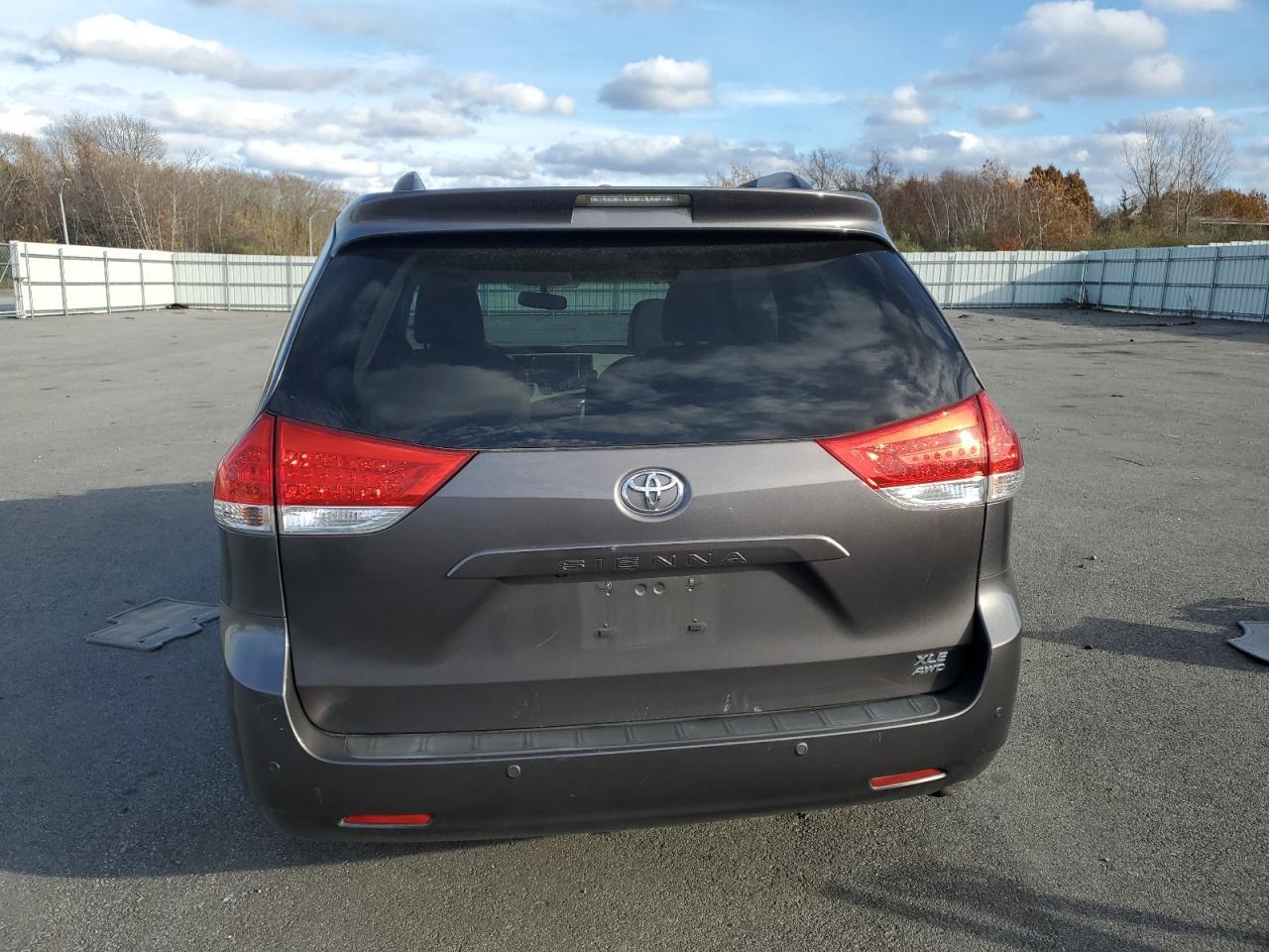 2013 TOYOTA SIENNA
