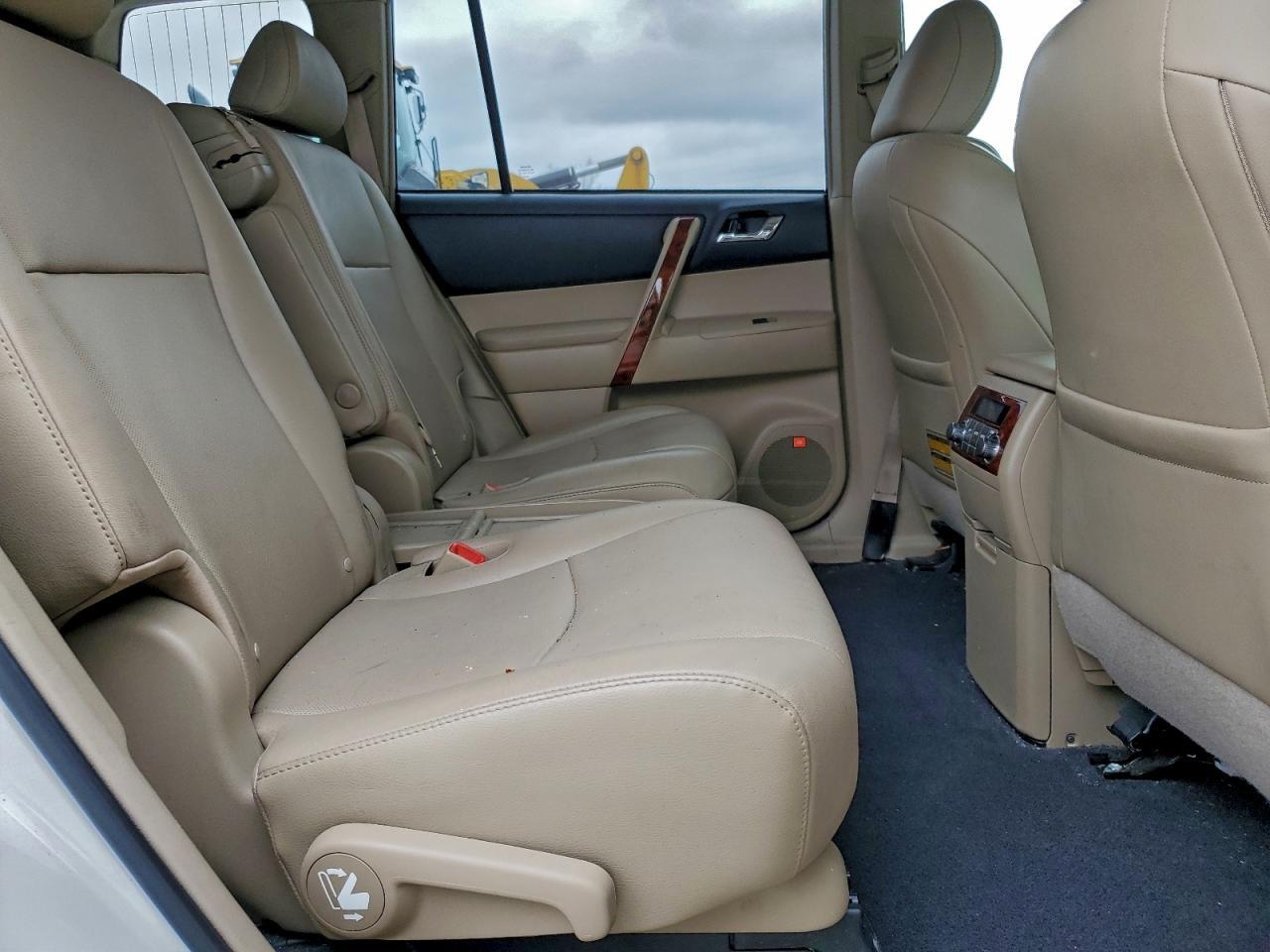 2011 TOYOTA HIGHLANDER