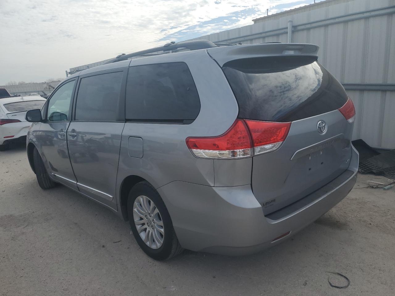 2012 TOYOTA SIENNA