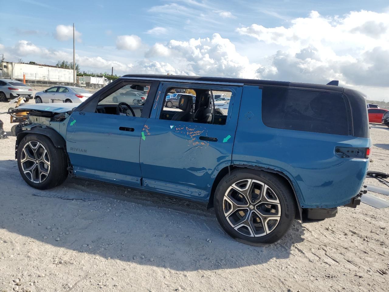 2025 RIVIAN R1s