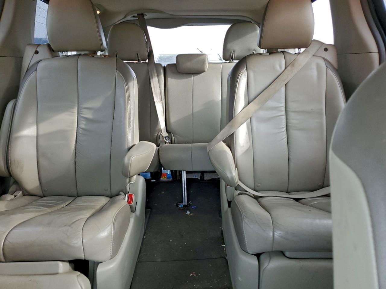 2011 TOYOTA SIENNA