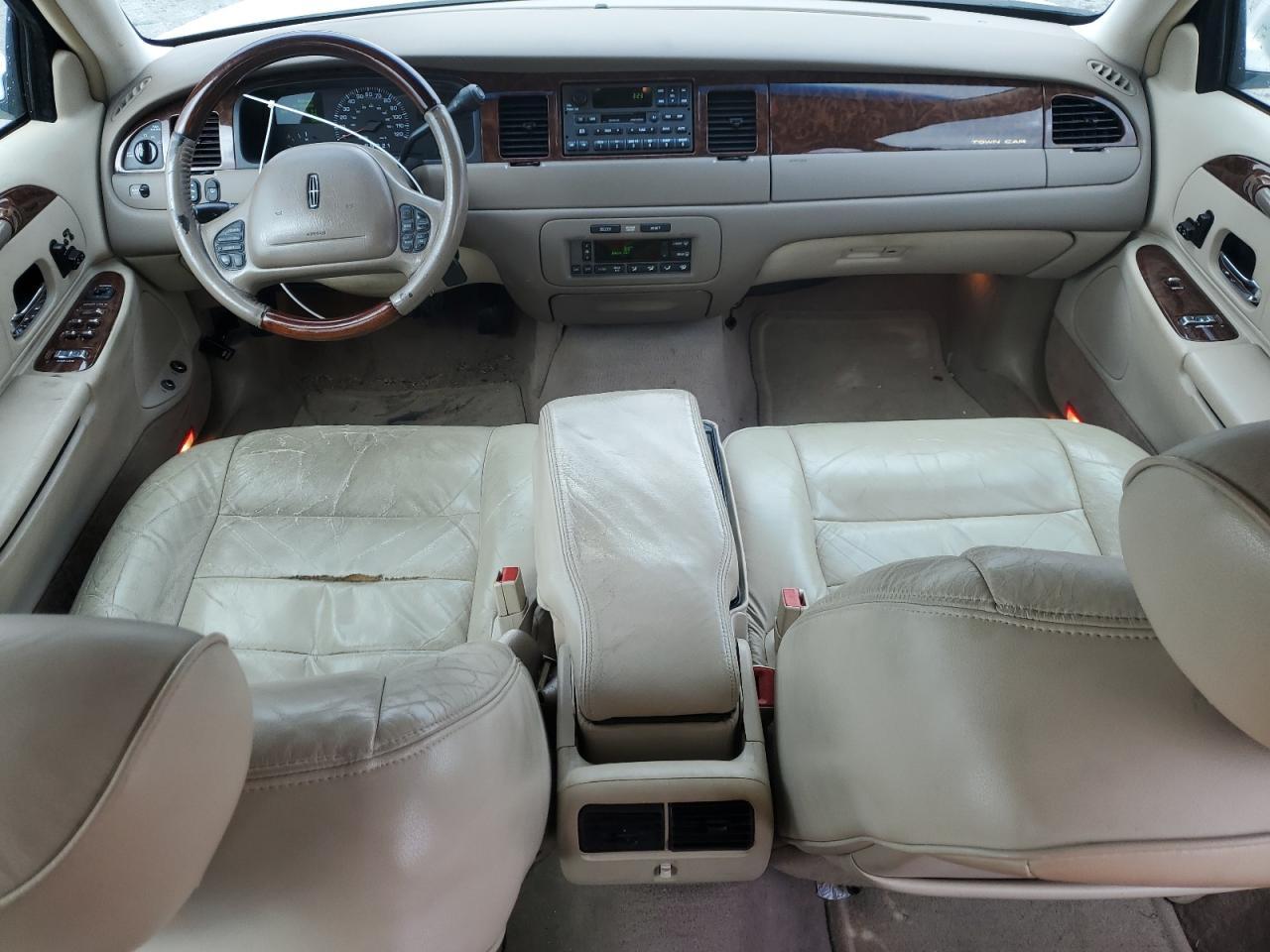 2002 LINCOLN Town Car