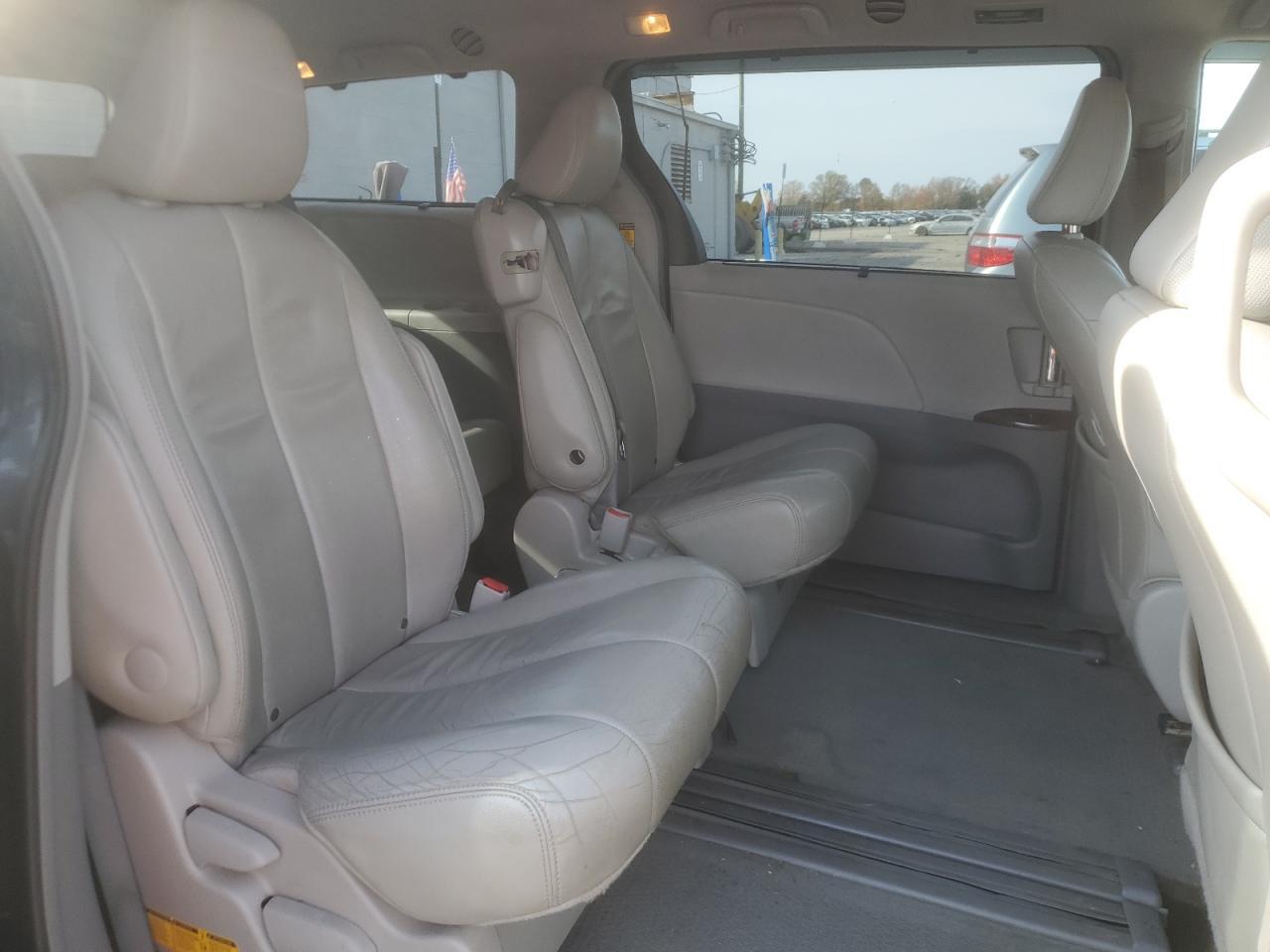 2014 TOYOTA SIENNA