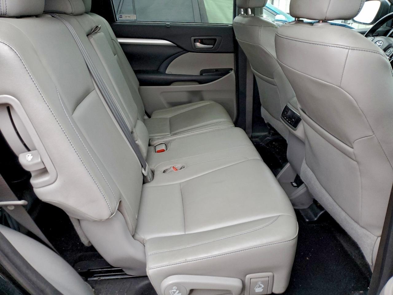 2016 TOYOTA HIGHLANDER