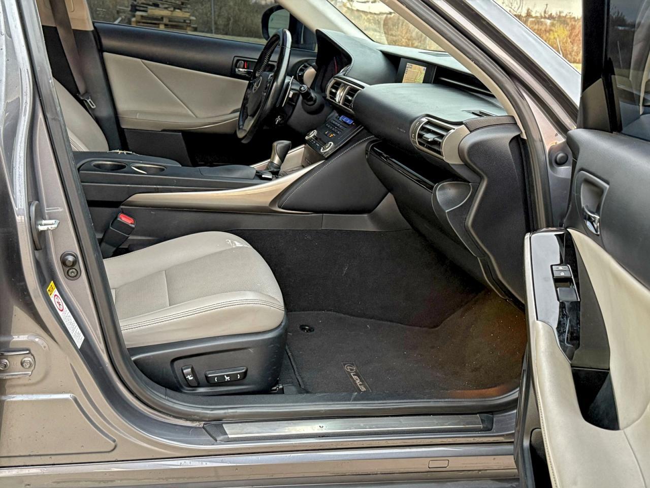 2016 LEXUS IS 200t