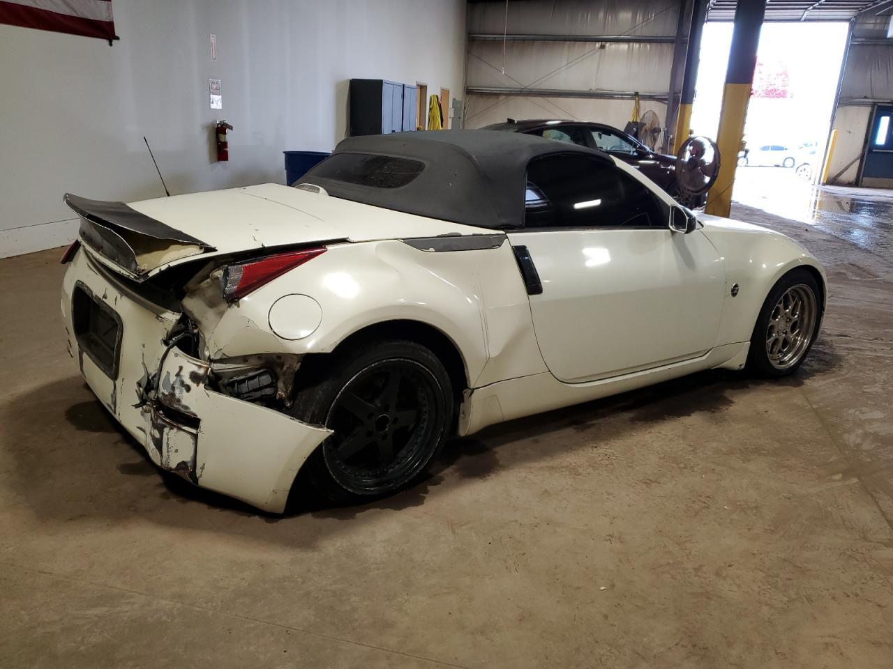2004 NISSAN Z
