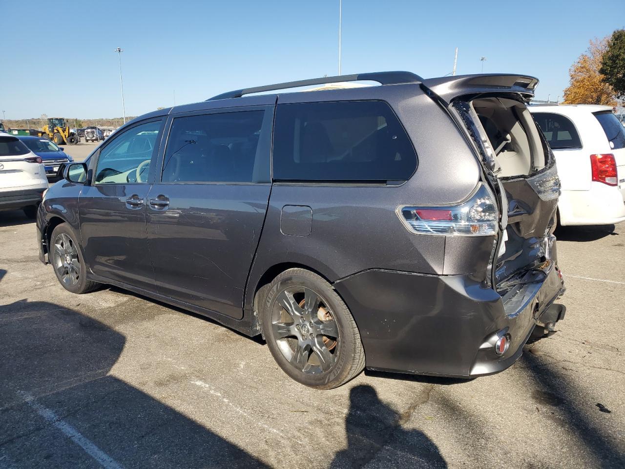 2011 TOYOTA SIENNA