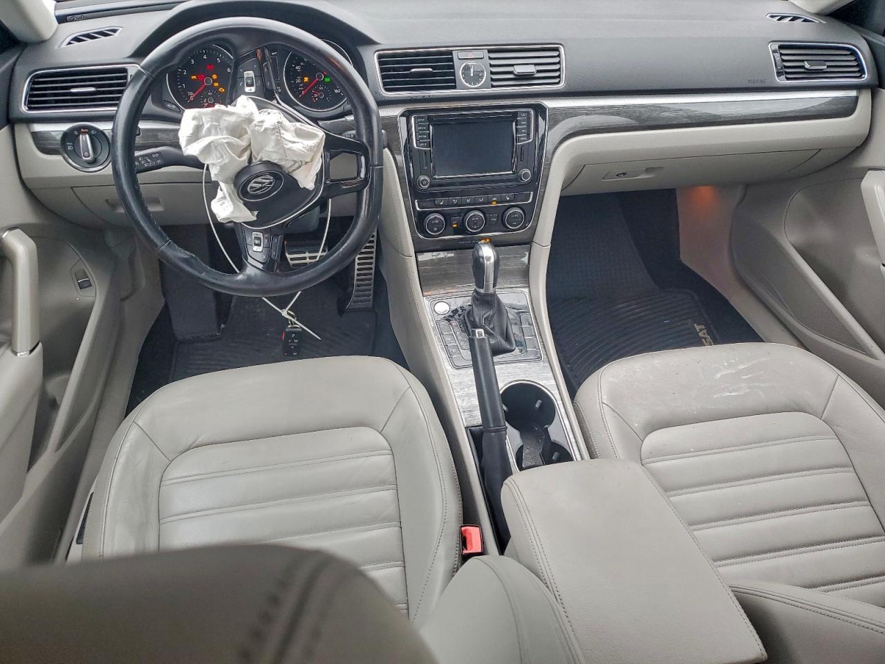 2017 VOLKSWAGEN Passat