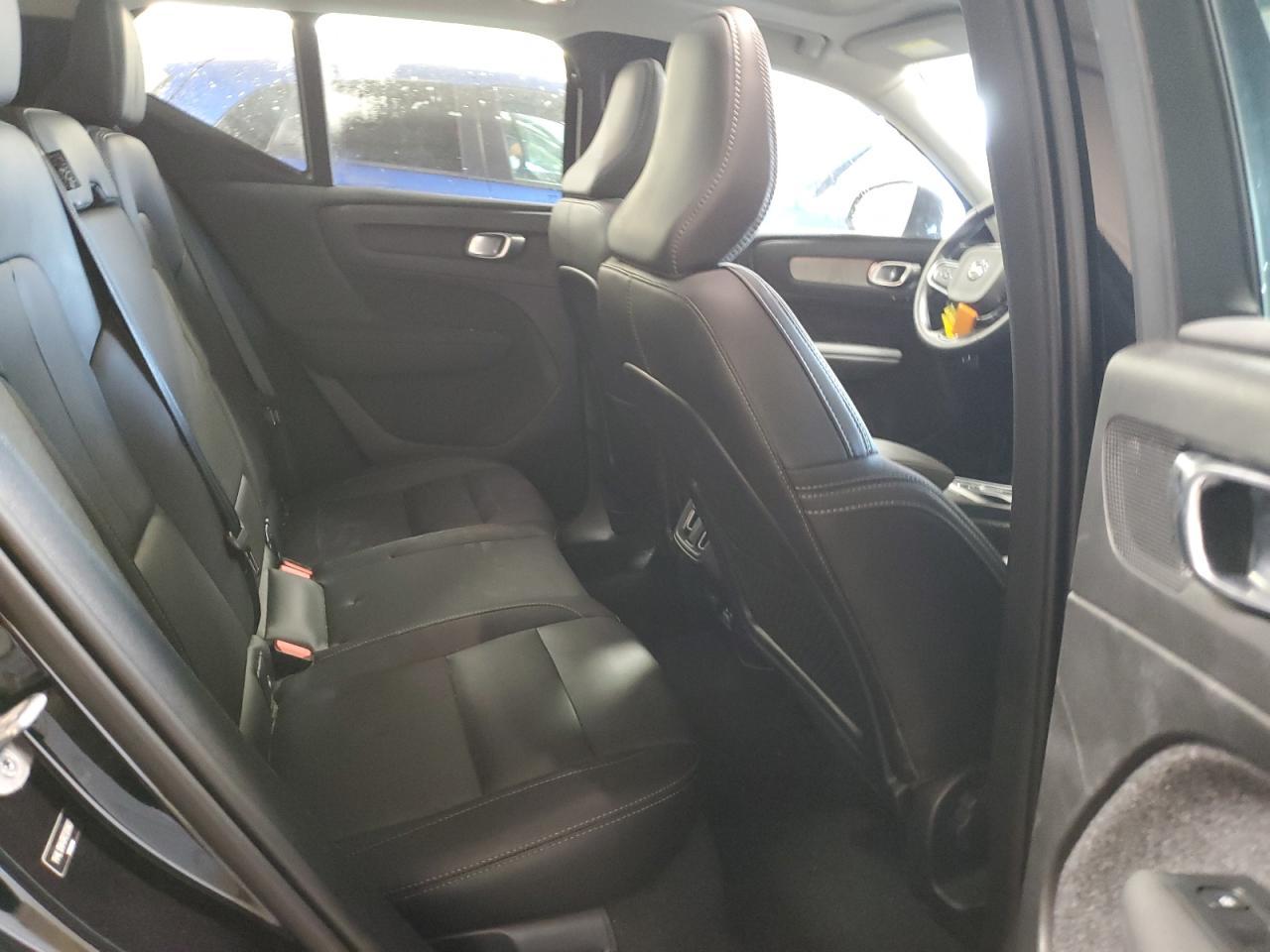 2024 VOLVO XC40