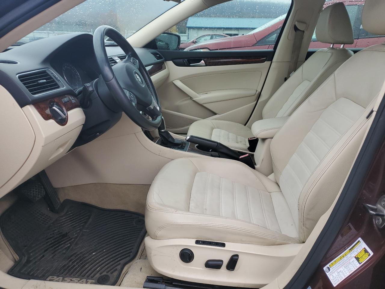 2013 VOLKSWAGEN Passat