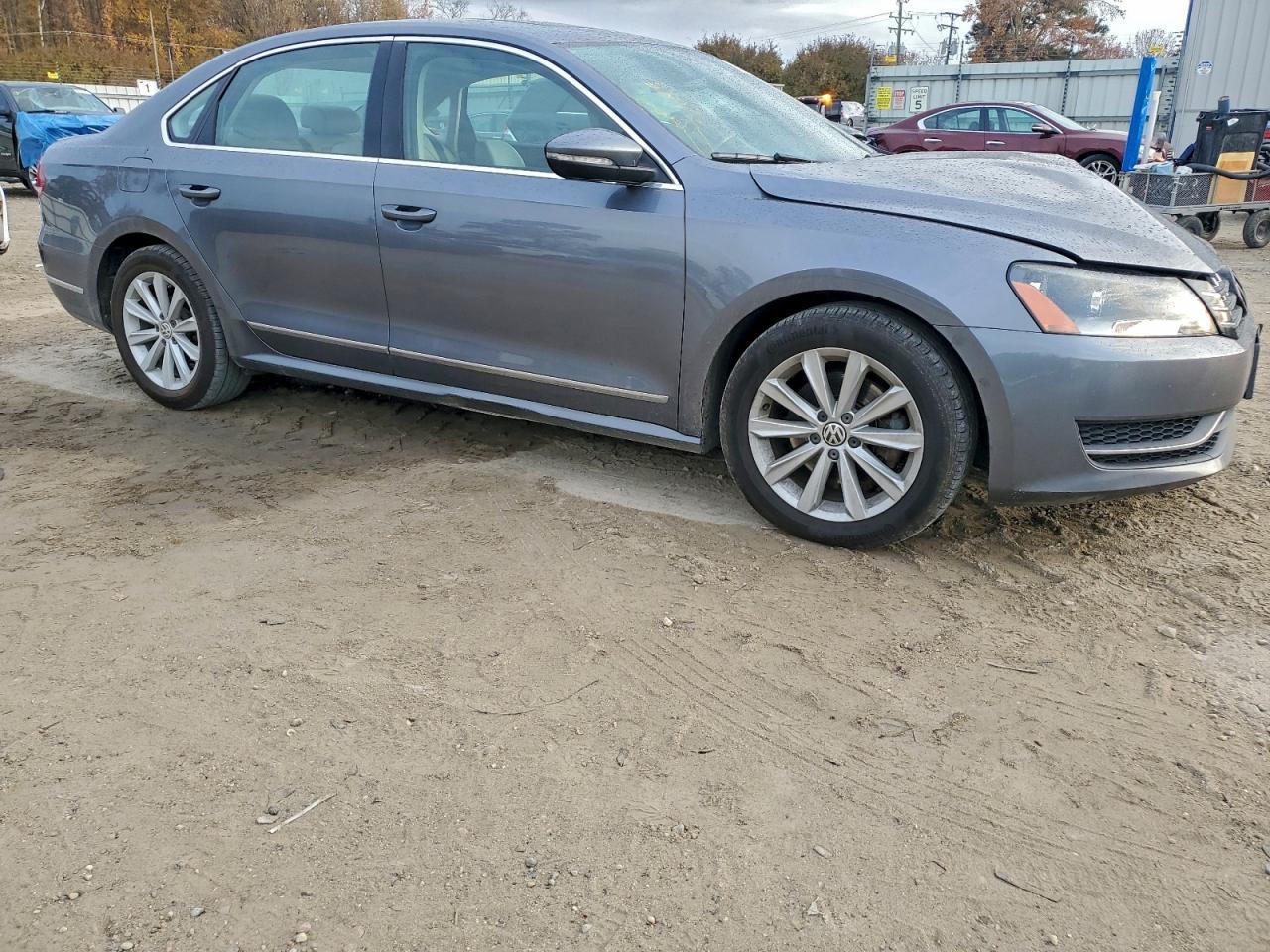 2012 VOLKSWAGEN Passat